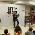 ホモの尻に椅子が刺さる動画