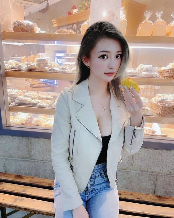 保健室の先生の水着おっぱい