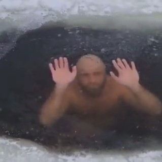 ロシア人が凍った湖で泳いでいる