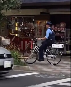 警察官が自転車に乗ってる 