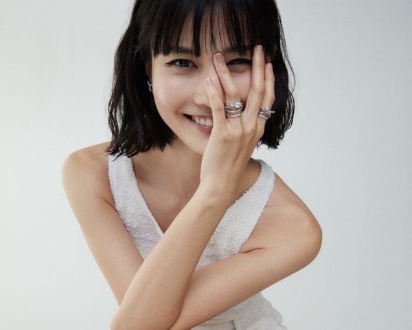 【画像】女優の橋本愛さん、イケメン俳優と抱き合ってしまうwwwww
