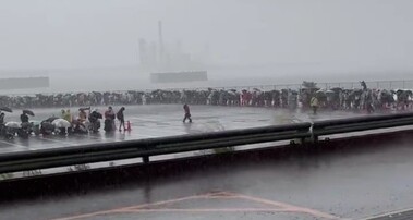 コミケに並ぶオタク