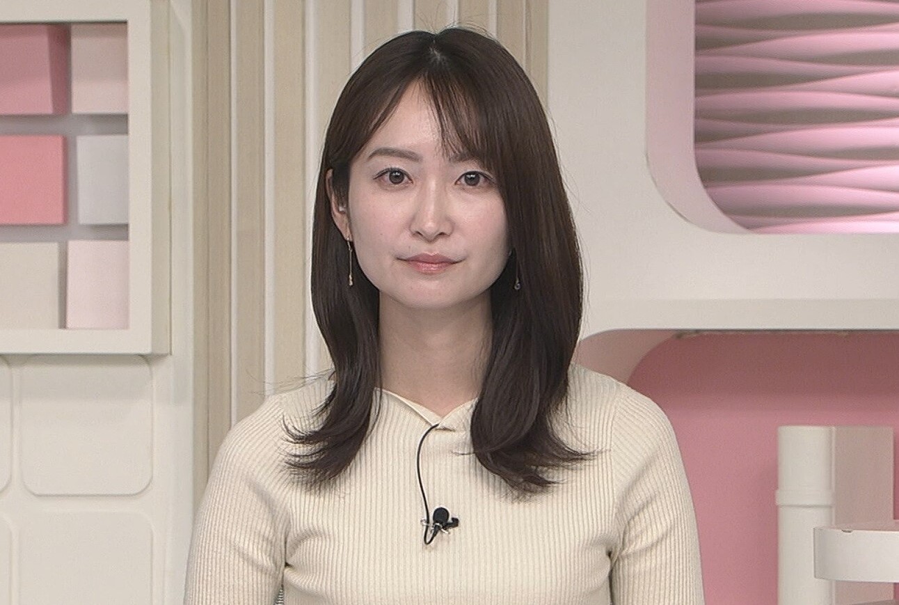 女子アナの胸 