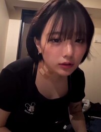 おっぱいを掻く女の子