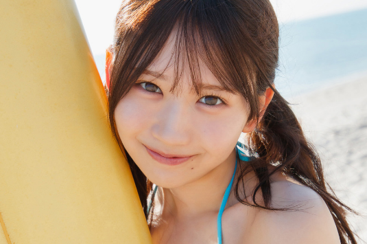【画像】紐ビキニ女子さん、選ぶならプールか海かどっちがいい？