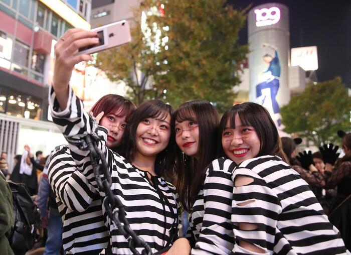 渋谷ハロウィンのエッチなコスプレ女性 