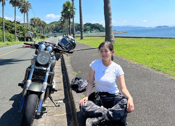 巨乳の女性が伊勢神宮へツーリング