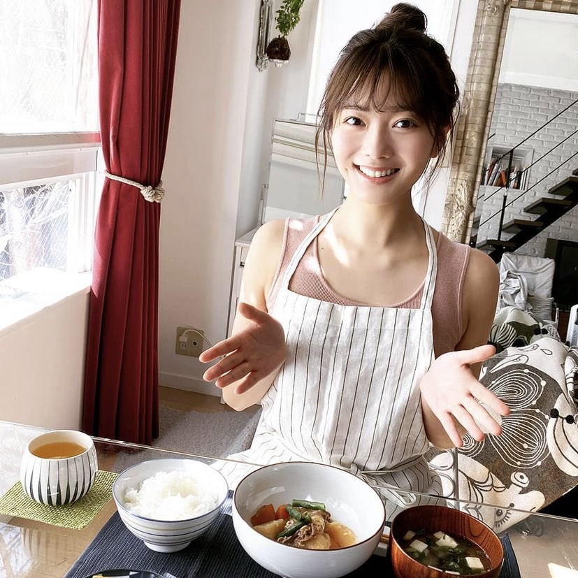 【画像】櫻坂46の田村保乃、ぴったりキャミで乳のラインあらわ 麗しの美脚＆美肌たっぷり披露 女子アナお宝画像速報