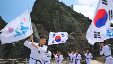 韓国のテコンドー少年が旭日旗を破壊