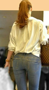 【画像】 後ろ姿が100点の女、見つかってしまう