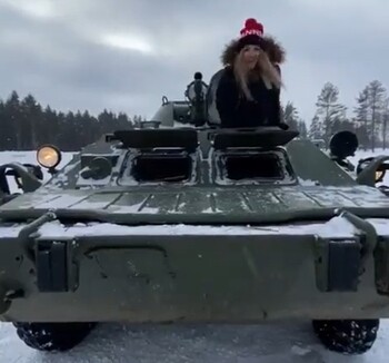 装甲車を運転するウクライナ人女性 