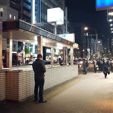 東京の街を巨乳女性が歩いている