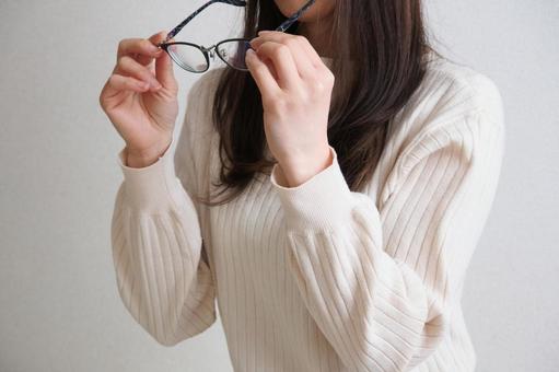 【画像】陰キャ眼鏡っ娘さん、眼鏡を外したらクッソ美女だったｗｗｗｗｗｗ