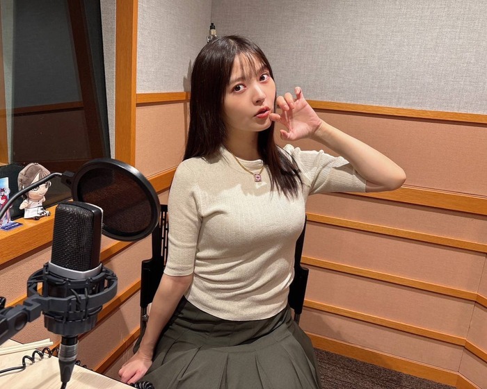 【画像】女性声優(34)さん、お○ぱいが机に乗ってしまうｗｗｗｗｗ