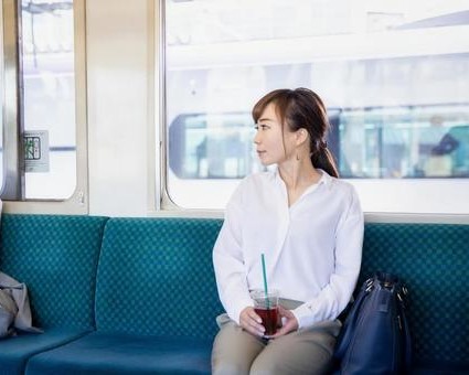 【画像】電車内でとんでもない美熟女さんが発見されてしまうｗｗｗｗｗ