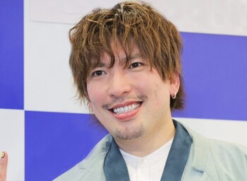 りんたろーが猫を蹴ってる