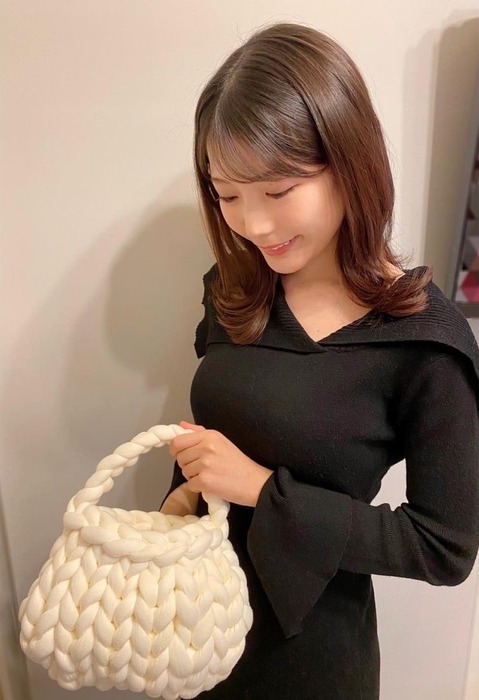 竹俣紅アナの胸の谷間