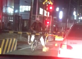 踏切の中で待ってる自転車