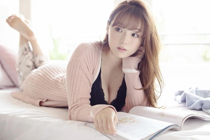 篠崎愛の水着おっぱい