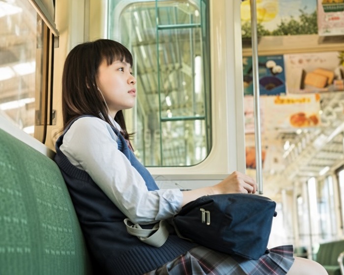 【画像】ミニスカで電車に乗る女子さん、うっかり見えてしまうｗｗｗｗｗｗｗ
