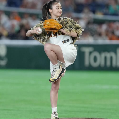 【画像】橋本環奈さん、始球式でパン線をがっつり見せ付けてしまうwwwwww