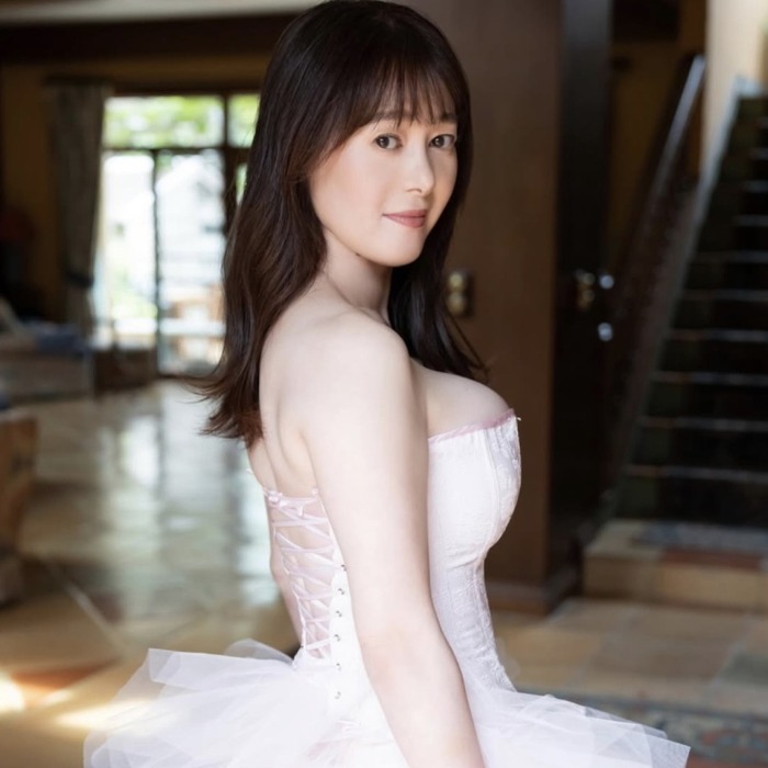 【画像】令和のスイカップ女子アナさん、大胆な手ブラショットがどちゃシコすぎるｗｗｗｗｗｗ