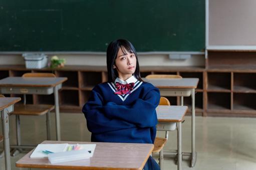 【画像】制服女子さん、M男が興奮させる表情をしてしまうwwwwww