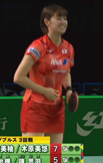長﨑美柚が飛び跳ねている動画