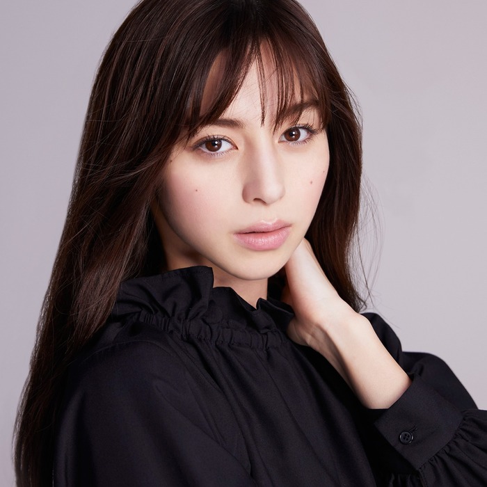 【画像】美人女優(29)さん、昔流行った腰パンをまたやってしまうwwwwwww