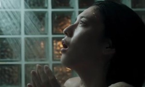 【画像】 三吉彩花さん、映画でヌードになってしまう