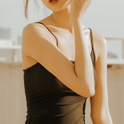 【画像】街中でたまにいるキャミソールのお○ぱい見えてる女子wwwwww