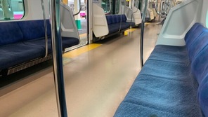 【画像】 JK、電車内で謎の儀式
