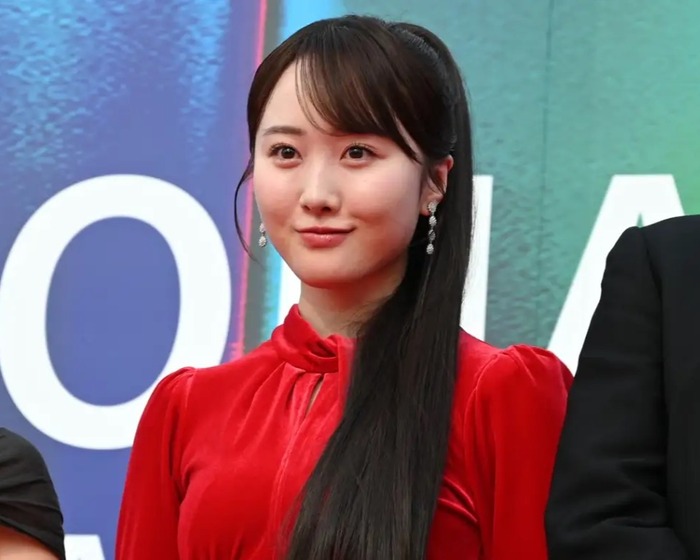 【画像】本田望結(21)さん、お胸の膨らみがスゴい事になってしまうwwwwww