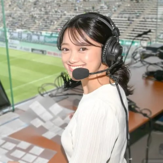 【画像】女性初のJリーグ実況アナウンサーさん、驚きの姿を公開してしまい話題になる