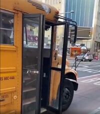 スクールバスで子供に暴行