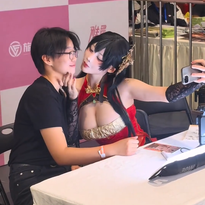 【動画】中国のコスプレイベント、いきなり前戯がおっぱじまるｗｗｗｗｗｗｗ