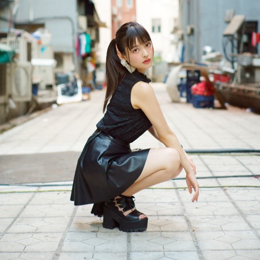 【画像】声優の上坂すみれさん、お○ぱいをテーブルに乗せてしまうwwwww
