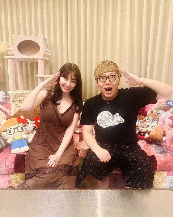 悲報 ヒカキンさん 小嶋陽菜のおっぱいをガン見してしまうｗｗｗｗｗ 女子アナお宝画像速報 5chまとめ