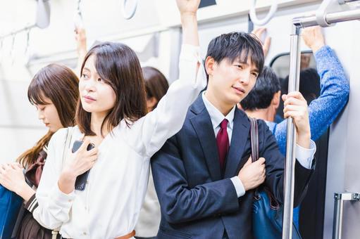 【動画】素人女子さん、電車でチカンに遭遇するもノーダメージすぎたwwwwww