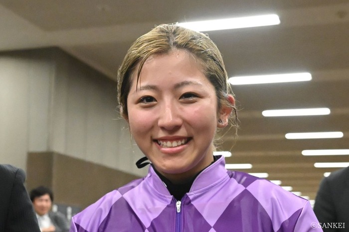 【画像】女性ジョッキー今村聖奈さん似のグラドルが発見されてしまうwwwwwww