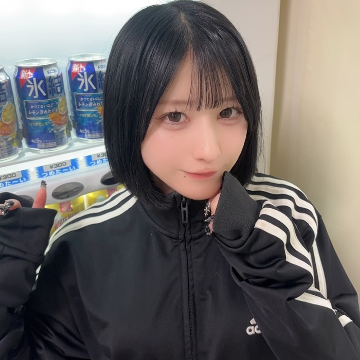 【画像】アイドルさん、写真の背景にち○ことま○こが映り込んでしまいバズるｗｗｗｗｗｗ