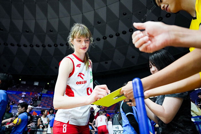 【画像】女子バレーのポーランド代表選手、エ□可愛い逸材が発見されるwwwwww