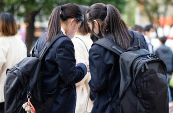 女子高生の婦警のコスプレ