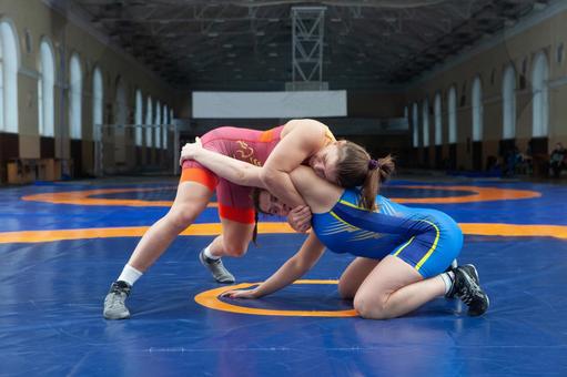 【動画】女性レスリング選手さん、男性と戦ったらえちえちな展開にｗｗｗｗｗｗ