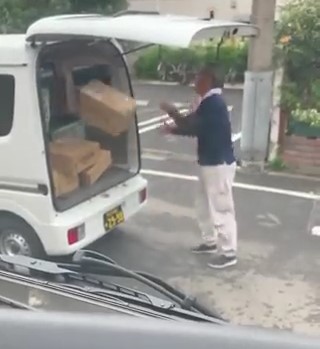 アマゾンの配達員が荷物を投げている