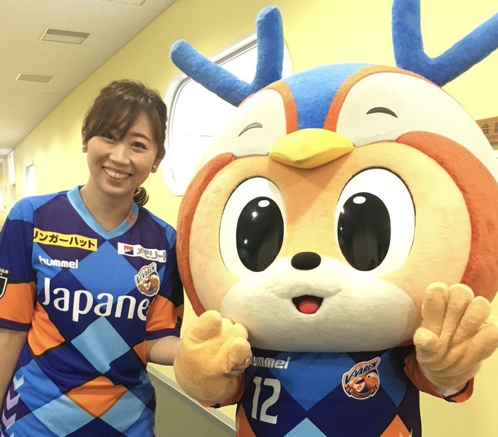 長谷川茜子が胸チラ