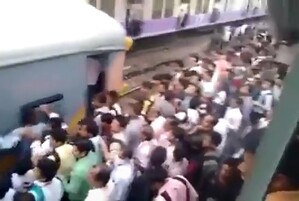 インドの電車に乗る人々