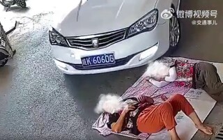 中国人女性が車に轢かれる