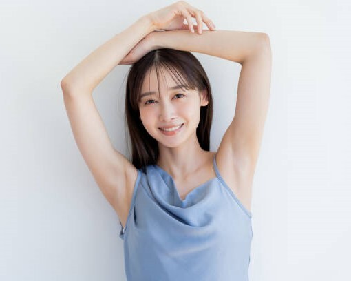 【画像】街頭で女子に腋を見せてもらう企画、ブラまで丸見えになってしまうwwwww