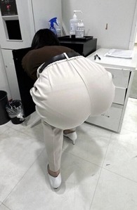 【画像】 ババア先輩(33)、職場でデカ尻を放り出してしまう...
